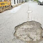 अलिबागमधील खड्डे बुजवण्यासाठी शिवसेना करणार भीक मागो आंदोलन; सार्वजनिक बांधकाम विभागाला दिली 15 दिवसांची मुदत