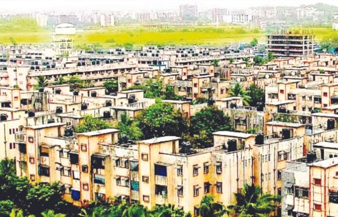 सरकारी कर्मचारी हक्काच्या घरांपासून वंचित का?