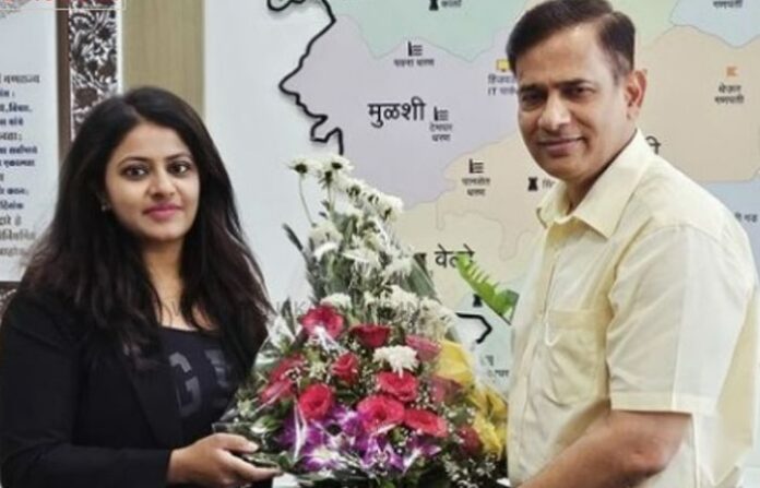 pooja khedekar ias