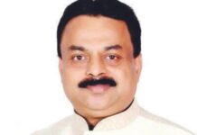 अपुऱ्या पाणीपुरवठय़ामुळे दिंडोशीत लोकप्रतिनिधींना रस्त्यावर फिरणे कठीण – सुनील प्रभू