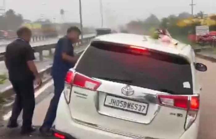 Shivraj Singh Chouhan's car gets stuck Shivraj Singh Chouhan's car gets stuck