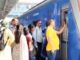 ऐन गर्दीच्या वेळी रेटारेटी, कल्याण एसी लोकलचा लोच्या; 8.54 चे दरवाजेच उघडले नाहीत