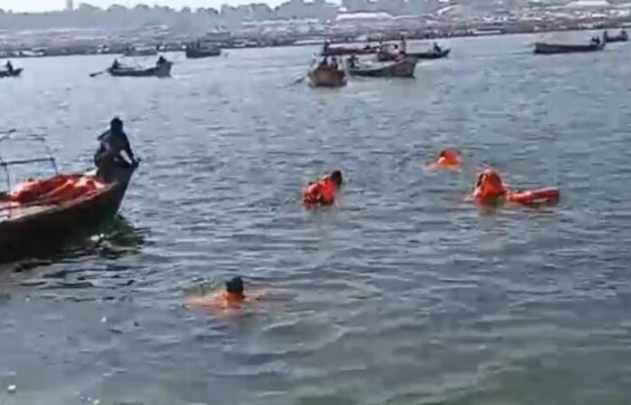 mahakumbh boat overturned (1)