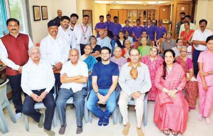 uddhav thackeray with family old age home
