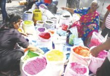 Holi 2026 – होळीचे रंग खरेदी करताना काय लक्षात ठेवायला हवं