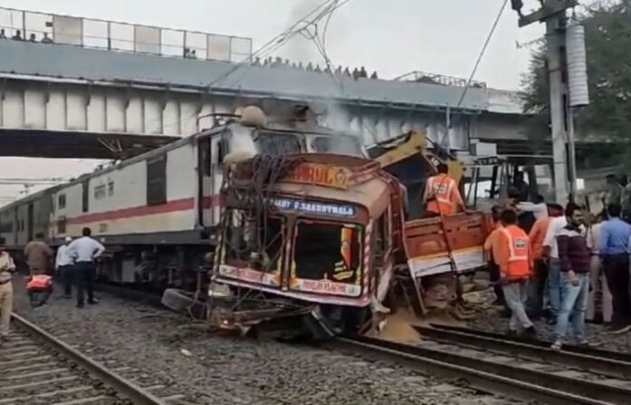 jalgaon-news-train-hits-truck-on-railway-track