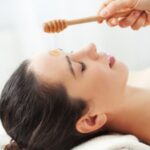 चेहऱ्यावर मध लावण्याचे काय फायदे होतात, जाणून घ्या