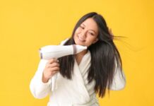 केस सुकवण्यासाठी ड्रायरचा वापर किती करायला हवा, जाणून घ्या