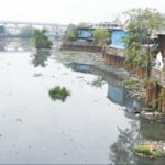 कुर्ल्यातील 500 घरांना ‘मिठी’च्या पुराचा धोका, पालिकेने नोटीस बजावूनही सुरक्षित स्थळी जाण्यास टाळाटाळ; नदीमधून आतापर्यंत फक्त 50 टक्के गाळ काढला