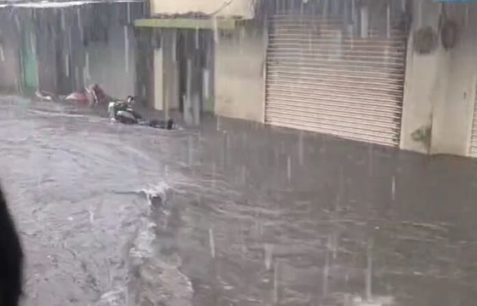 Latur Deluged by Heavy Rains City Waterlogged, Homes Flooded, Roads Under 1.5 Feet of Water (1)