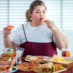 जास्त खाण्यामुळे होऊ शकतात हे 5 गंभीर आजार, जाणून घ्या ते टाळण्याचे सोपे मार्ग