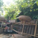 खडीने भरलेला ट्रक ट्रॉलीसह उलटला, चालक किरकोळ जखमी