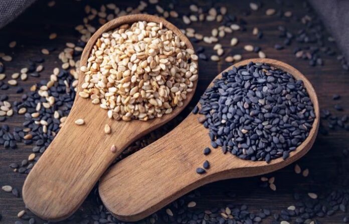 black-sesame-seeds-vs-white-sesame-seeds