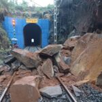मुसळधार पावसामुळे विलवडे बोगद्याजवळील रेल्वे रुळावर दरड कोसळली, कोकण रेल्वे ठप्प