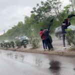 कोल्हापुरात मुख्यमंत्र्यांना काळे झेंडे दाखवले, कर्जमाफीवरुन शेतकरी आक्रमक