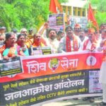 रेल्वे प्रवाशांच्या सुरक्षेसाठी आलेल्या 100 कोटींच्या निधीचे काय झाले? शिवसेनेचा सवाल, रेल्वे कार्यालयाबाहेर आंदोलन