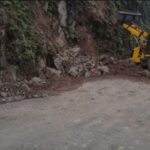 भुईबावडा घाटात दरड कोसळली, खारेपाटण-गगनबावडा मार्गावरील वाहतूक पूर्णपणे विस्कळीत