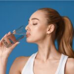 फ्रीजमधलं खूप थंड पाणी पिताय का, मग आजपासून ही सवय सोडा