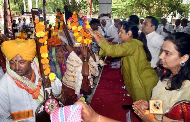 Nivruttinath Maharaj Dindi Arrives in Nashik, Thousands of Devotees Join in Spiritual Celebration