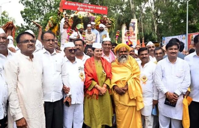 Nivruttinath Maharaj Dindi Arrives in Nashik, Thousands of Devotees Join in Spiritual Celebration (2)