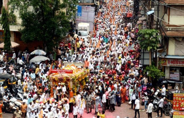 Nivruttinath Maharaj Dindi Arrives in Nashik, Thousands of Devotees Join in Spiritual Celebration