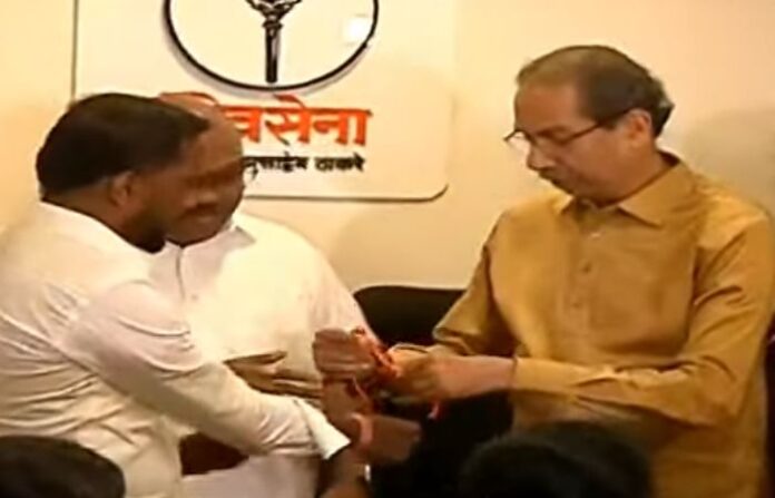 Vaibhav Dalvi Joins Shiv Sena (Uddhav Balasaheb Thackeray) with Workers at 'Matoshree' Vaibhav Dalvi Joins Shiv Sena (Uddhav Balasaheb Thackeray) with Workers at 'Matoshree'