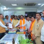 शेतकऱ्यांना वाऱ्यावर सोडणाऱ्या सरकारला शिवसेनेनं विचारला जाब, जिल्हाधिकाऱ्यांना दिलं निवेदन