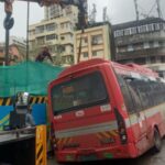 गिरगावमध्ये मेट्रो स्थानकाजवळील रस्ता खचला; बेस्ट बस पाच फूट खोल खड्ड्यात अडकली