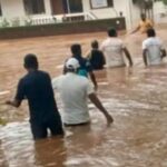 मुसळधार पावसात देवदूत बनून धावले संगमेश्वर पोलीस; घरात अडकलेल्या नागरिकांना पुराच्या पाण्यातून वाचवले