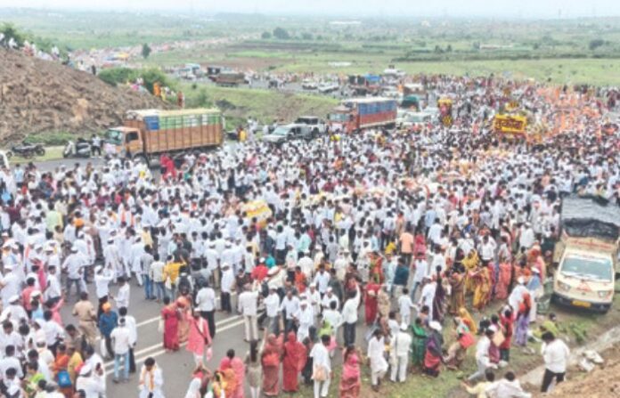 tukoba-palkhi-reaches-baramati-crosses-roti-ghat-with-harinam tukoba-palkhi-reaches-baramati-crosses-roti-ghat-with-harinam
