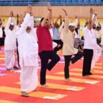 ऐन पालखी सोहळ्यात भाजपचा ‘योगा स्टंट’, पालिकेच्या शाळांमध्ये वारकऱ्यांकडून जबरदस्तीने करून घेतला योग