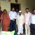 ही मदत की कुचेष्टा! ‘त्या’ शेतकऱ्याची खताचे पोते,10 किलो पावडर व तुरीचे बियाणे देऊन कृषी विभागाकडून बोळवण