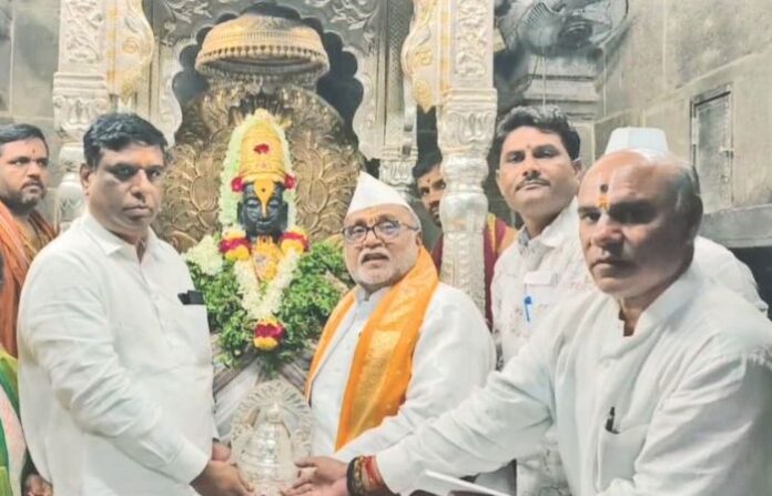 Muslim Devotee Offers Silver Crown to Lord Vitthal, Symbol of Communal Harmony Muslim Devotee Offers Silver Crown to Lord Vitthal, Symbol of Communal Harmony