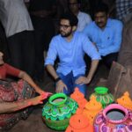 Photo – आदित्य ठाकरे यांनी साधला कुंभारवाड्यातील नागरिकांशी संवाद