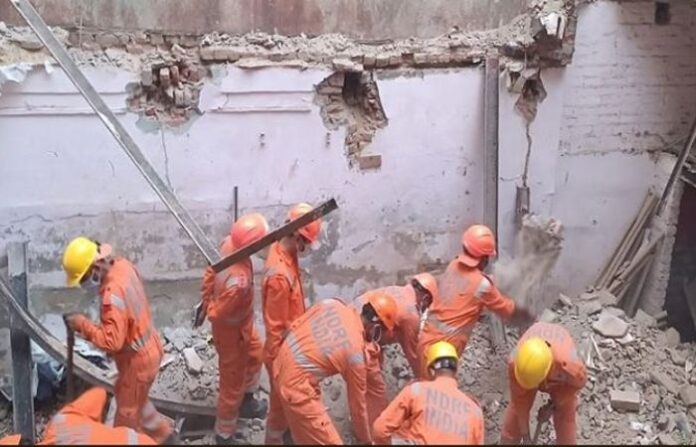 delhi building collapse