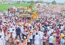 dnyaneshwar-palkhi-welcomed-solapur-gun-salute