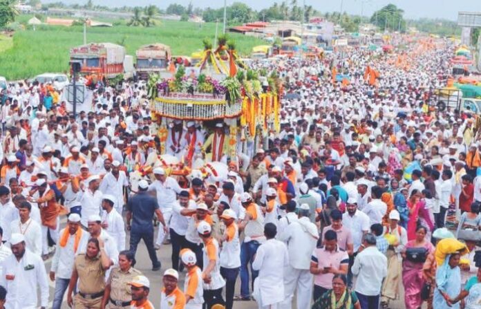 dnyaneshwar-palkhi-welcomed-solapur-gun-salute
