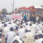 farmers blocking the highway in Rahuri
