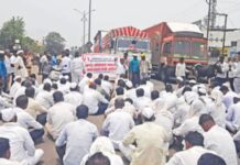 farmers blocking the highway in Rahuri