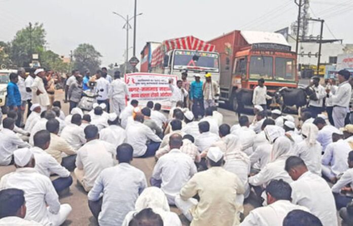 farmers blocking the highway in Rahuri farmers blocking the highway in Rahuri