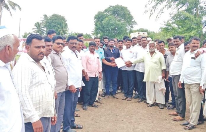 fulchincholi-farmers-send-back-survey-team fulchincholi-farmers-send-back-survey-team