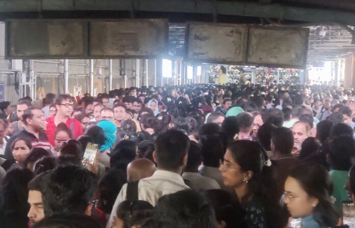 ghatkopar metro crowd