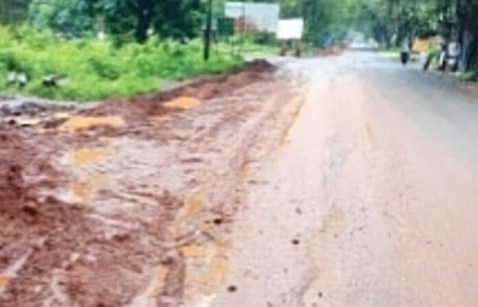 sangameshwar-marlshwar-titha-road-digging-private-company-monsoon-public-outrage sangameshwar-marlshwar-titha-road-digging-private-company-monsoon-public-outrage