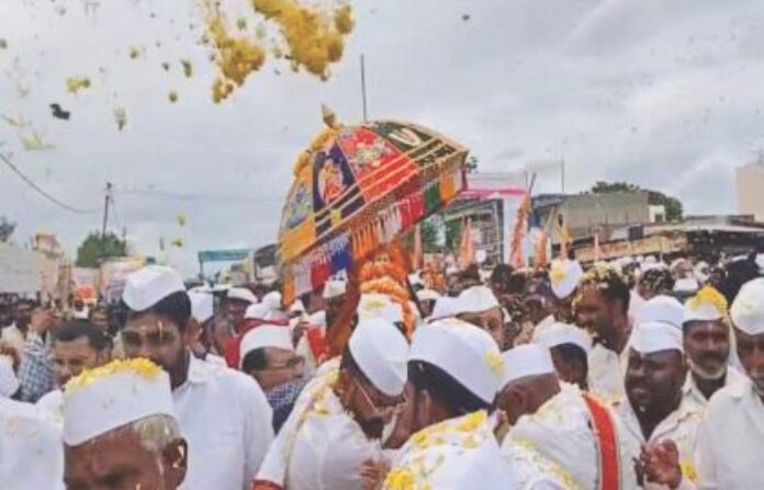 sant-tukaram-palkhi-reaches-sarati-halt