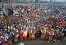 125-year-tradition-of-breaking-dahi-handi-with-spear-dongrikar-youth-mandal-honored-this-year