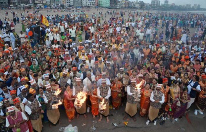 125-year-tradition-of-breaking-dahi-handi-with-spear-dongrikar-youth-mandal-honored-this-year