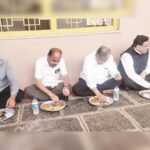 चंद्रकांतदादांच्या पंगतीला बसला मोक्कातील आरोपी, फोटो व्हायरल