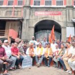 कोल्हापुरातील खराब रस्तेप्रश्नी शिवसेना आक्रमक, प्रशासक जवाब दो… चले जाव; महापालिकेसमोर ठिय्या