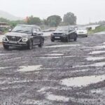 कोकणचा निम्मा प्रवास खड्डयातच! माणगाव ते लोणेरेदरम्यान मुंबई-गोवा महामार्गावर ‘चंद्र’दर्शन