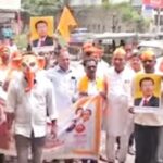 खड्डे बुजवा, शहर स्वच्छ ठेवा; अन्यथा गोमूत्राने अंघोळ घालू, सोलापुरात शिवसेनेचे आंदोलन